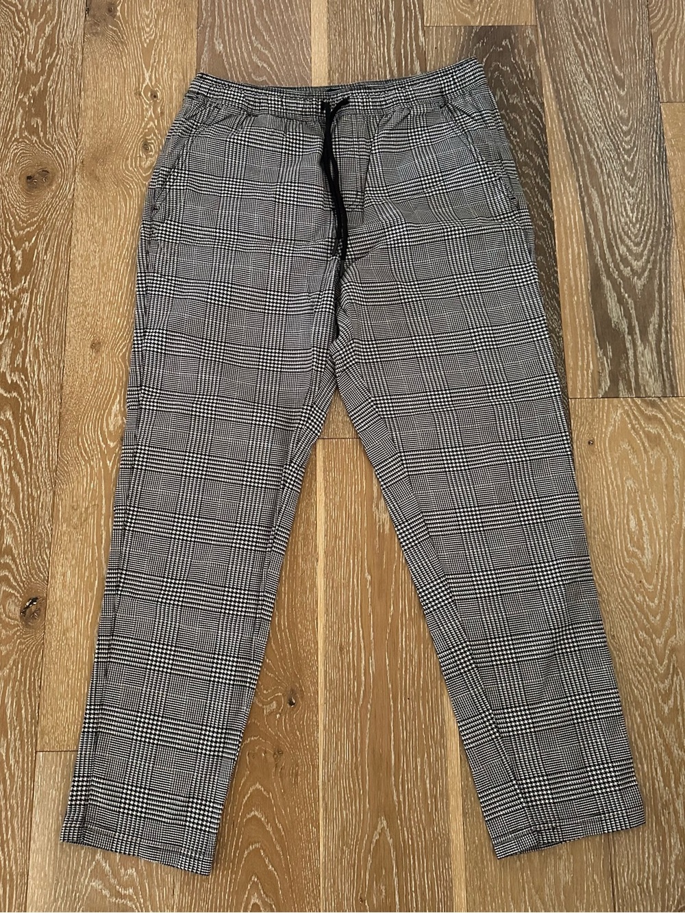 New! Men's black & white Plaid Drawstring Pants, size M